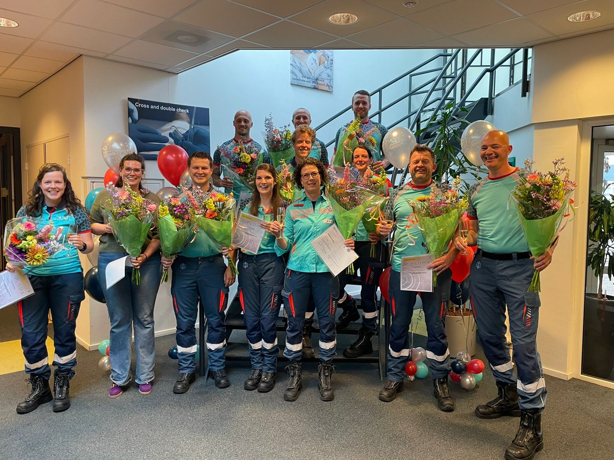 ravu_ambulance's tweet photo. Kijk dan! Zo’n overvolle trap hebben we nog nooit gezien! We hebben maar liefst 14 #geslaagde collega's bij de #RAVU. Gisteravond mochten zij hun welverdiende #diploma ophalen! Wat hebben jullie hard gewerkt. Tijd voor een feestje dus. 🥳 https://t.co/X3jMKKH5yH
