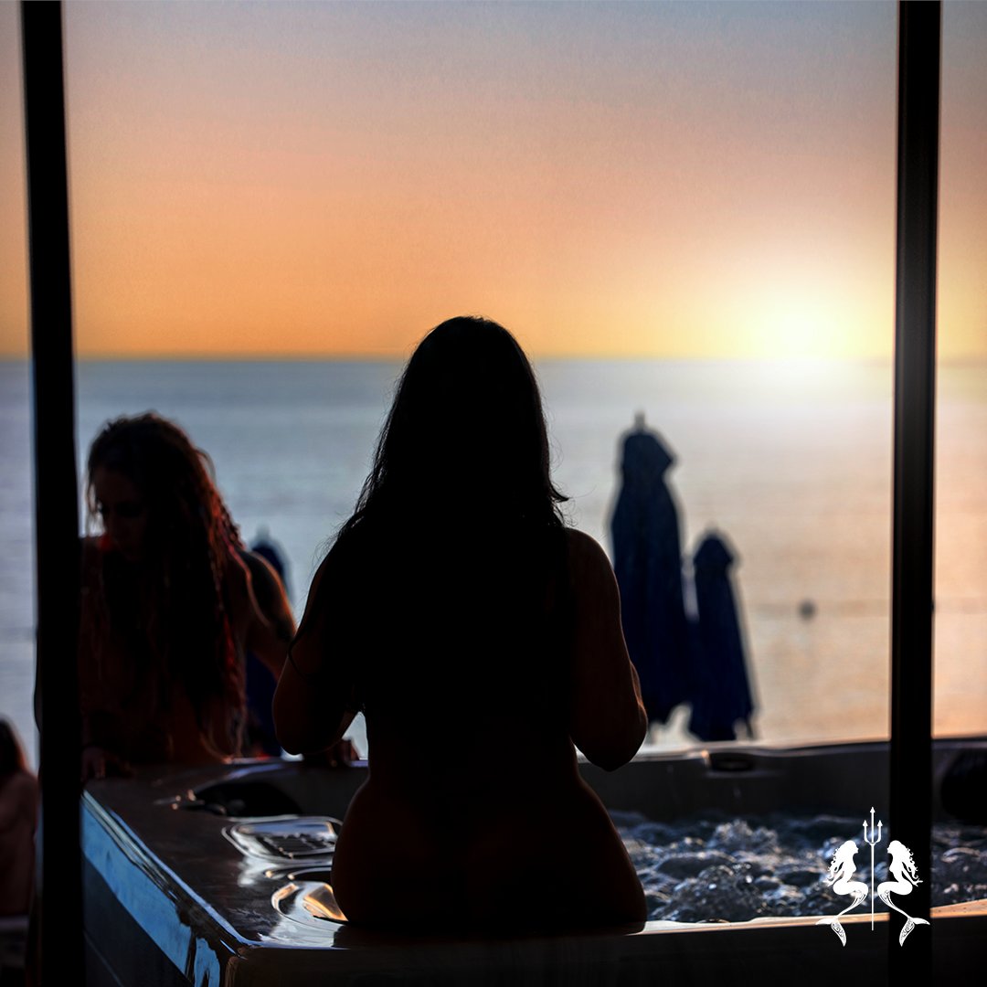 HedonismJamaica's tweet image. Why settle for a boring view when you can have an epic one? Join us at Hedo for a sensory overload of sunsets, saltwater, and steamy hot tubs. 🔥🌊🌅 

#Hedonism #Hedo #viewsfordays #oceanvibes