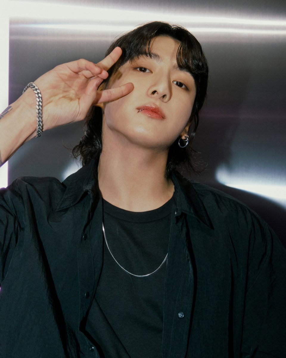 ✌️Jung Kook seen at the Jennie for Calvin Klein launch event in Seoul.