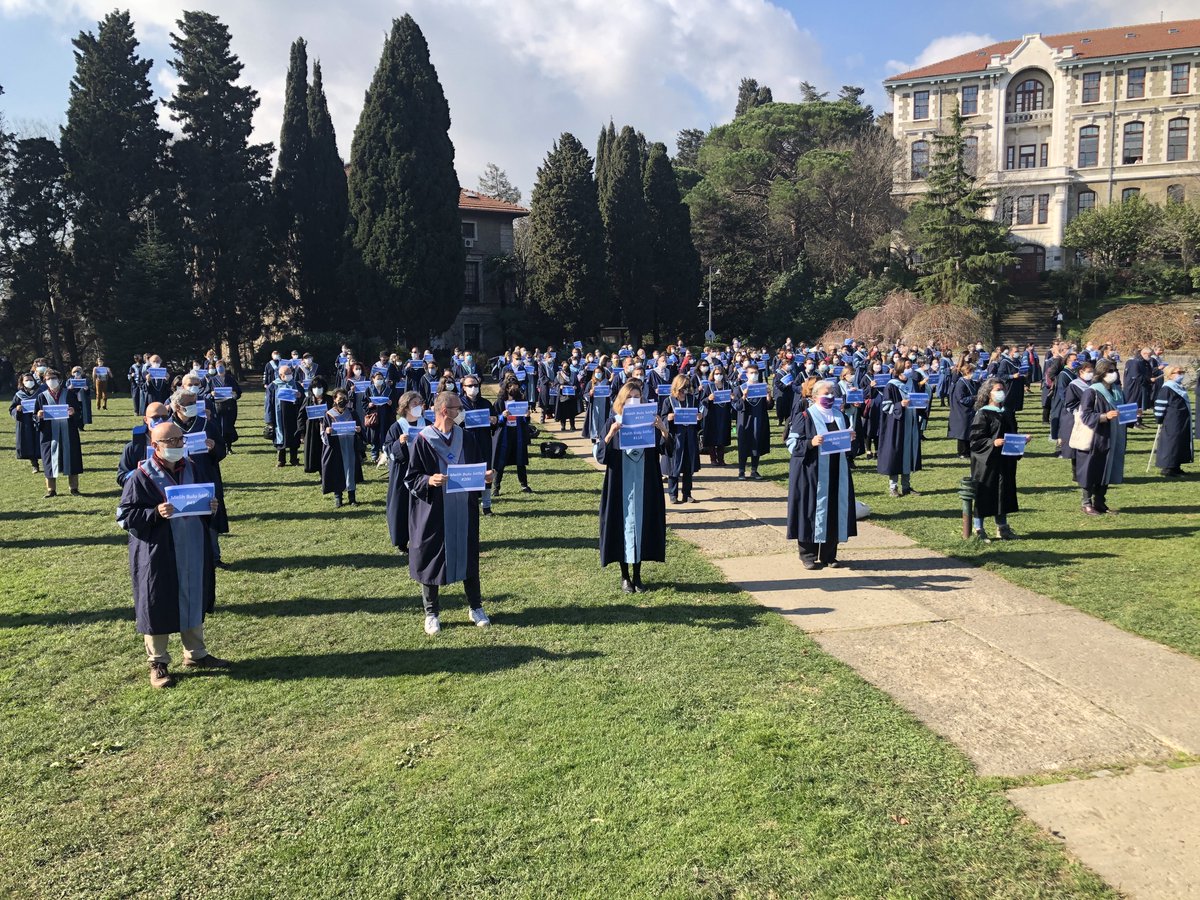 Boğaziçi Üniversitesi, 2 yıl 4 ay 8 gündür direniyor. Bu süre zarfında akademisyenler, 584 kez sırtlarını rektörlüğe döndü. 

12 Mayıs 2023 Cuma günü (Yarın) saat 11.45’te Güney Meydan’da buluşacaklar. Herkesi, seçim öncesi bu tarihi direnişe katılmaya davet ediyoruz!