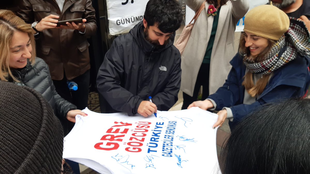 Grenadinere's tweet photo. Behind this happy moment, there are 9 days of struggle and solidarity &amp; support from colleagues, friends and unions all around the world.
We won. Your solidarity counts for a lot ❤
#AFPTurkeyStrike
#AFPTurquieGreve
@TGS_org_tr @SUDAFP @EFJEUROPE @SNJ_national @SnjCgt @USJCFDT https://t.co/CBLbcB10Yi