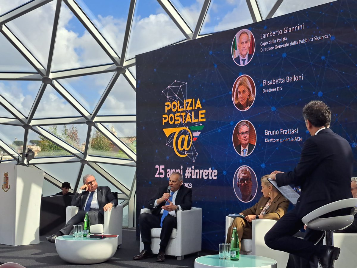 #PoliziaPostale25
“A breve entrerà in funzione una nuova Direzione che unirà Scientifica e Postale. Andremo verso nuove frontiere ma con lo stesso obiettivo: tutelare il cittadino e chi naviga sulla Rete, in particolare i minori". Così il #capodellaPolizia Giannini #11maggio