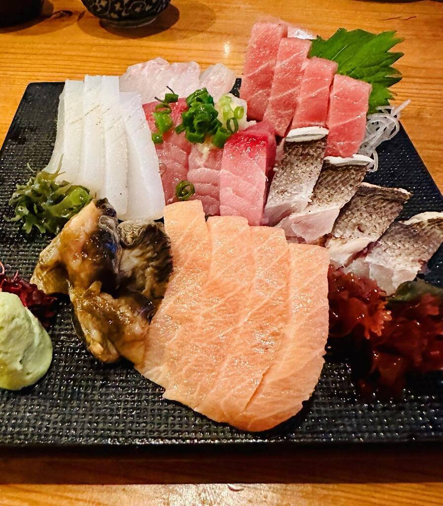 HazzyWild's tweet photo. 海に潜った時に見たり、釣ったりする魚の盛り合わせ。
ありがたくいただきます！

#海 #釣り #魚 #刺身 #海鮮 #石垣島 #グルメ #居酒屋 #ここ好き #美味しい #ありがとう #過去pic https://t.co/INFbog9pWy