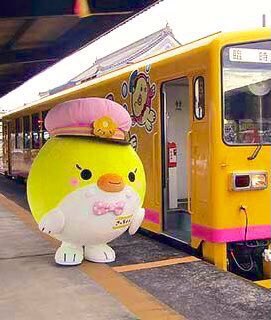 mondomascots's tweet image. Sacchan, the world’s first goldfish stationmaster, is the mascot for the Shimabara Railway in Japan.