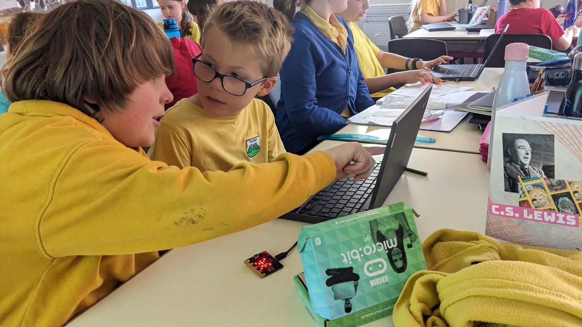 thedellschool's tweet photo. Y5 have enjoyed listening to and responding to @superfurry this week as well as composing using Chrome Music Lab and coding a light show for Eurovision using @microbit_edu.
Gwaith ardderchog! 🎶🎹
#enterprisingcreativecontributors https://t.co/OyjZyYNtOm