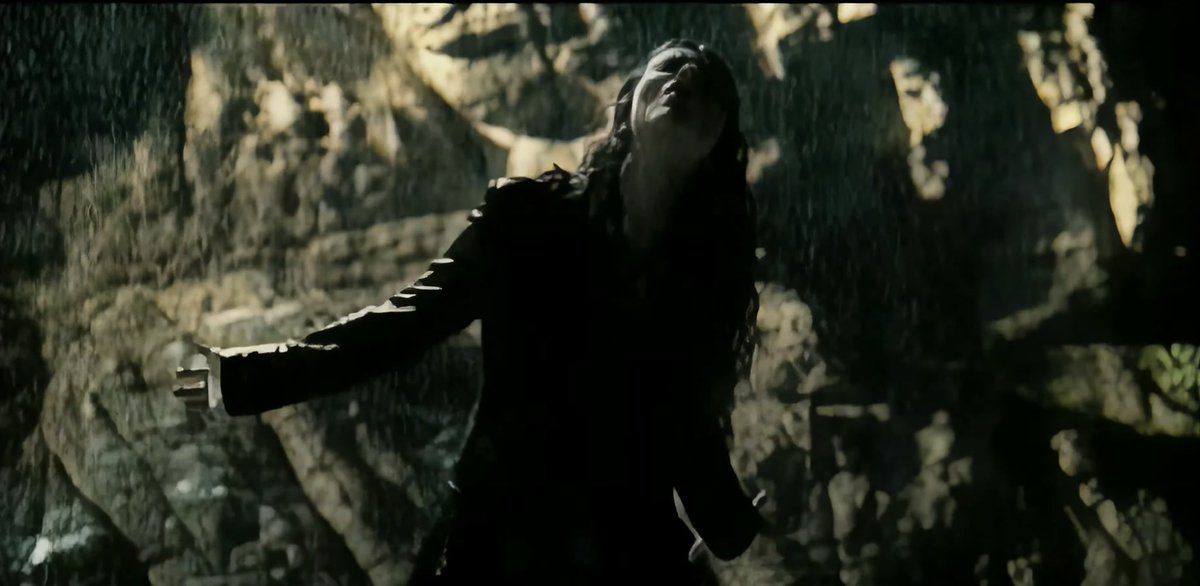 antonvivas's tweet photo. Laura Pausini - Entre tú y mil mares 🎥 https://t.co/M6etdRrYqr