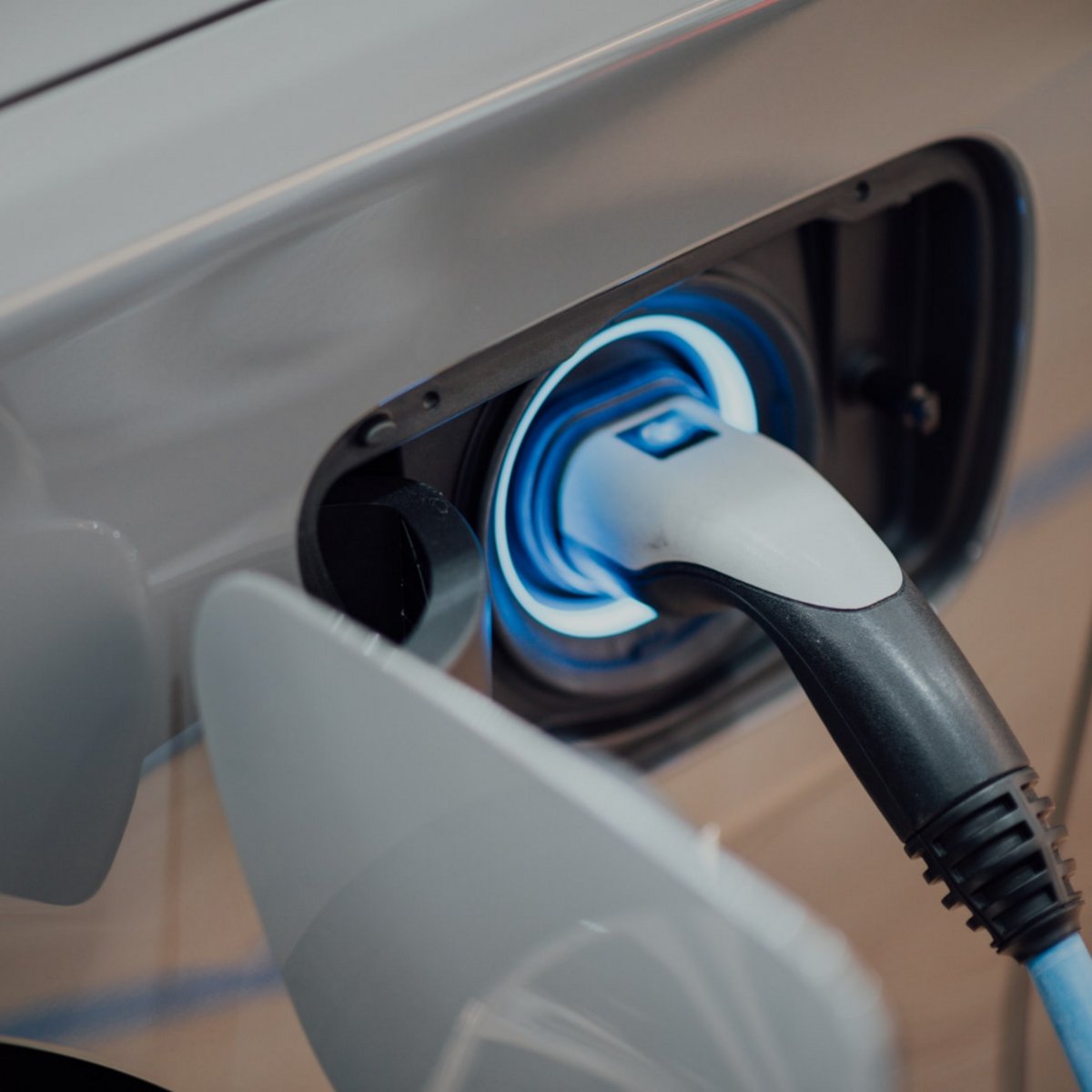 Just a reminder....we have a specially designated parking spot for Electric Vehicles that includes a charger! Complementary to guests here at Hawthorn. Recharge while you disconnect. Come enjoy all that downtown Rome has to offer! Questions: 706.378.4837