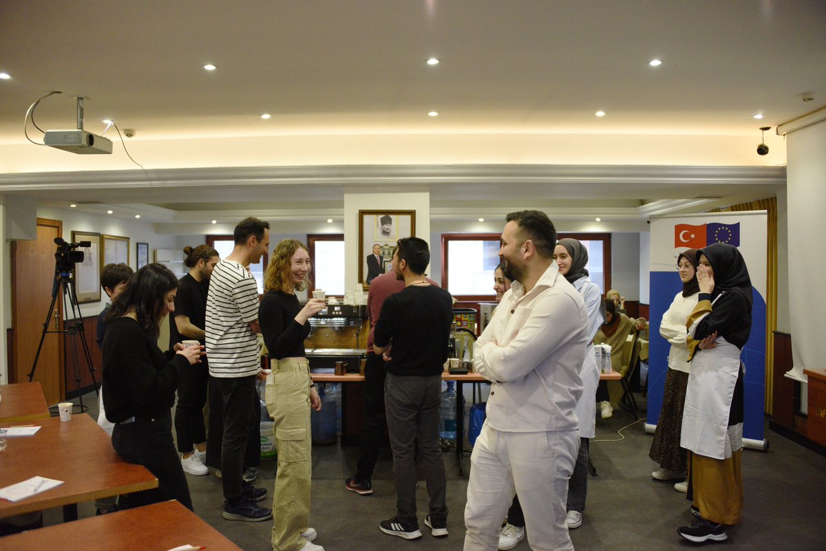 5.Grup 4.Gün İstanbul Esnaf ve Sanatkarlar Odaları Birliği ve İMEP iş birliğinde, QM Barista Academy farkıyla hayata geçen ücretsiz barista kursu 5.eğitim grubuyla devam ediyor. Yunus Çakmak’ın verdiği eğitimler sonunda katılımcılara Milli Eğitim Bakanlığı onaylı sertifika