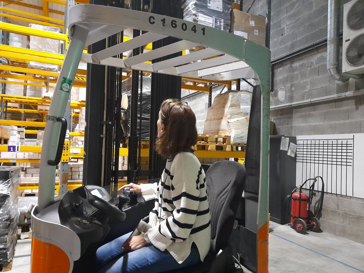 nan0882's tweet photo. #immersion pour le collectif de📍 Villefontaine au GEIQ Genilog pour mieux appréhender les besoins du secteur de #logistique Merci aux équipes de Ferguss pour l'accueil et les animations 👏👍 https://t.co/Zs1DfyNeKC