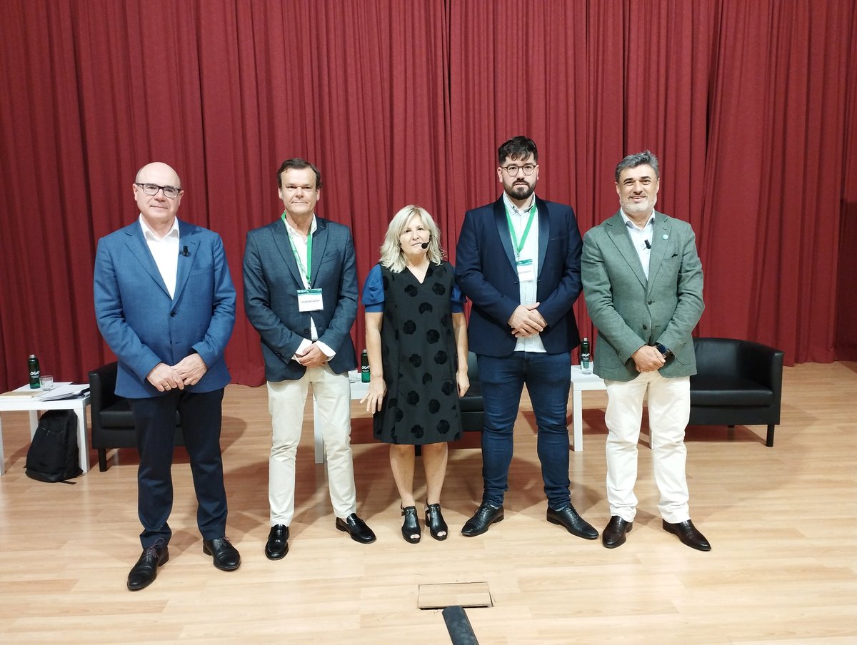 Comenzamos el debate con los tres candidatos a Rector/a de la Universidad de Granada (<a href="/CanalUGR/">Universidad Granada</a>) . Ya sobre el escenario Pedro Mercado (<a href="/PedroMercadoUGR/">Pedro Mercado UGR</a>) , Francisca López (<a href="/francisca_ugr/">Francisca López Torrecillas</a>) y Pedro Antonio García (<a href="/PedroAntonioUGR/">Pedro Antonio García López</a>) #UGR