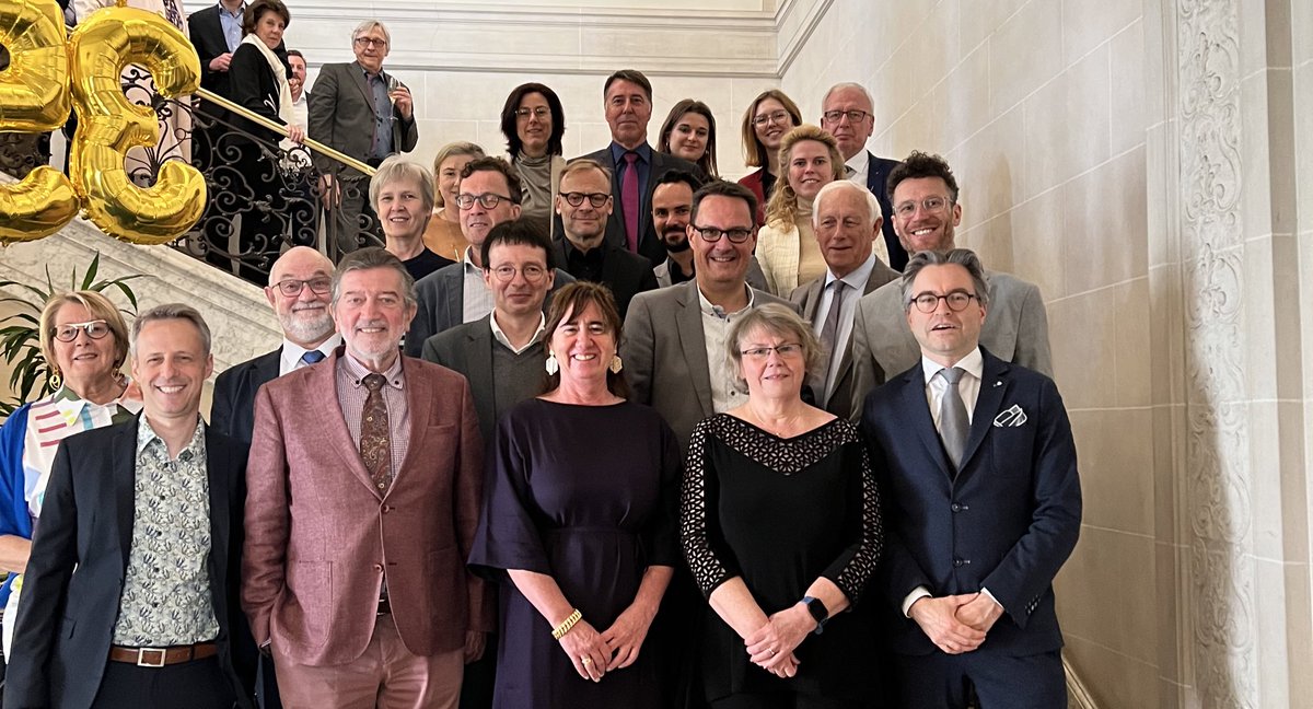 Tom BOVYN (@bovyn) on Twitter photo Fijne ontmoeting tussen Netwerk Zelfstandige Zorgverstrekkers <a href="/vrijeberoepen/">Federatie Vrije Beroepen</a> en Karine Moykens <a href="/ZorgVlaanderen/">Departement Zorg</a> ( Secr-gen departement Zorg ) met een oproep voor een samenwerking over de beroepsgroepen heen. Fijne ontmoeting tussen Netwerk Zelfstandige Zorgverstrekkers <a href="/vrijeberoepen/">Federatie Vrije Beroepen</a> en Karine Moykens <a href="/ZorgVlaanderen/">Departement Zorg</a> ( Secr-gen departement Zorg ) met een oproep voor een samenwerking over de beroepsgroepen heen.