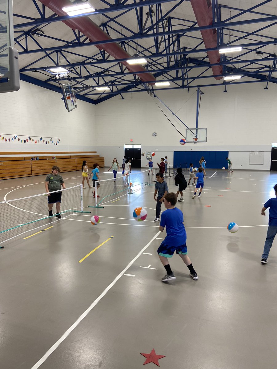 NBE_PE's tweet photo. Working on striking this week! Ended with some Ss choices! We love being aí me to use the equipment we got with the help of @hsefoundation #pickleball #lifetimeactivity #WeRBulldogs @NBEbulldogs https://t.co/oNc1PD5VFf
