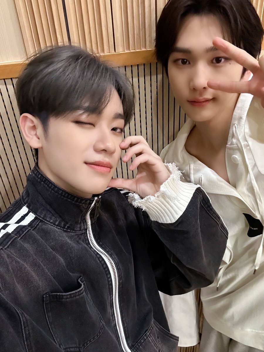 [🎁]
오랜만에 비키라에 등장한 도토리 동동이 백뜽이!💚 제니스와 소소한 일상을 나누며 즐겁게 오늘 하루 마무리해요🥰 제니스도 꿀잠 자기〰️🫶🏻

#EPEX #이펙스 #KEUM #금동현 #BAEKSEUNG #백승 #정복즈 #키스더라디오 #비키라 #비투비의키스더라디오