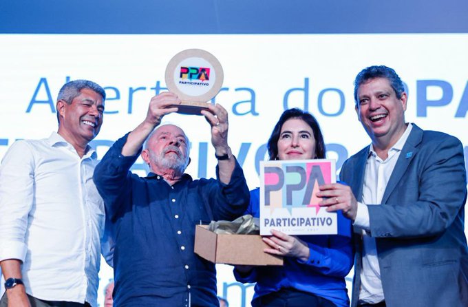 Lula segura placa do PPA participativo ao lado da ministra Simone Tebet, do ministro Márcio Macedo e do governador da Bahia Jeronimo Rodrigues