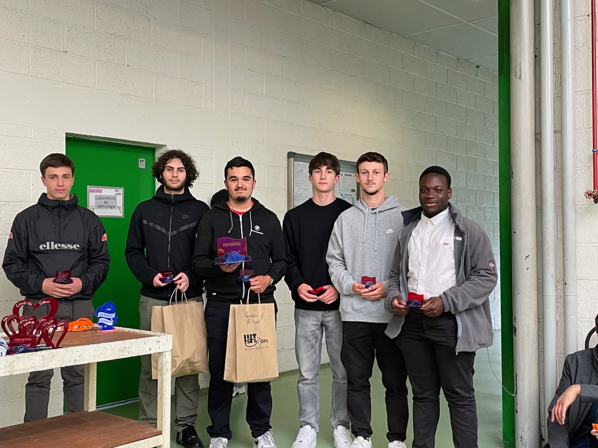 cdi_bavilliers's tweet photo. Encore un trophée 🏆 gagné par les élèves de la filière Bac Pro Microtechniques. Ils ont obtenu le 1er prix du design au concours "Course en cours" à Dijon. Bravo à eux. https://t.co/X8HURktZ8t