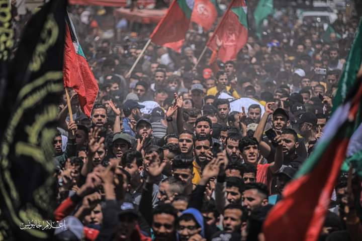 اغضَب إذا لملمتَ وجهكَ بين أشلاءِ الشظايا
 وانتزعت الحُلم كى يبقى
 عَلى وجهِ الرجالِ الصامدين
 اغضَب إذا ارتعدت عُيونك
 والدماء السُّود
 تجري فى مآقِى الجائعين

 الصورة من تشييع جثماني الشهيدين علي ومحمود غالي.