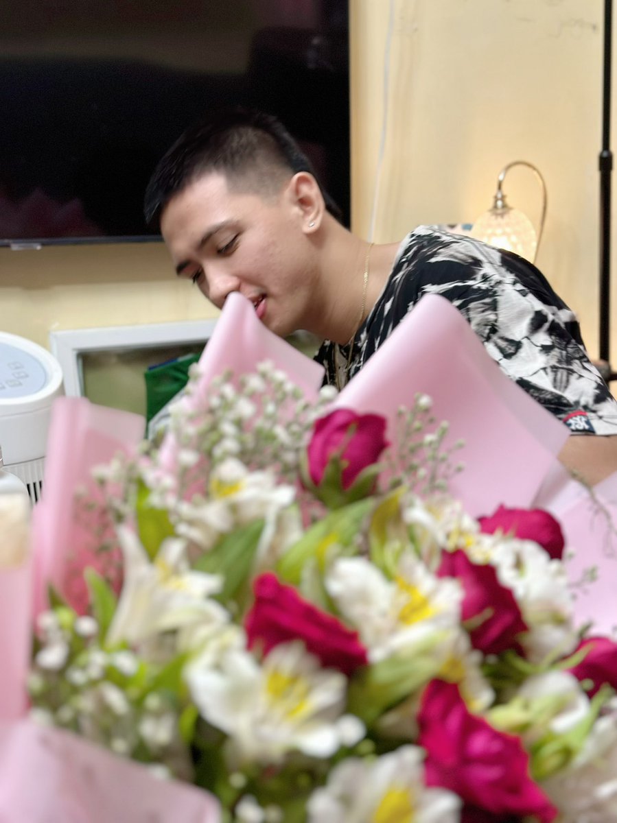 marbin_j's tweet photo. 11th months of love! Thankyou https://t.co/079rYvsRZY