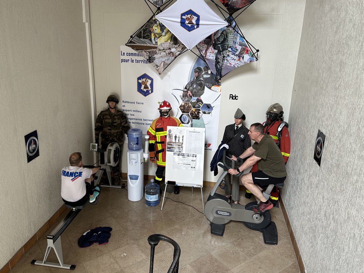 emia_tn's tweet photo. Opération #AvecNosBlessés | La mobilisation pour les blessés de l’@armeedeterre se poursuit au #COMTN. Au programme challenge sportif avec vélo et rameur pour répondre au défi kilométrique des solidarités. ➕ 3⃣6⃣5⃣ km ! Le défi se poursuit ! #TenirLEffort https://t.co/OAomg1rKgY