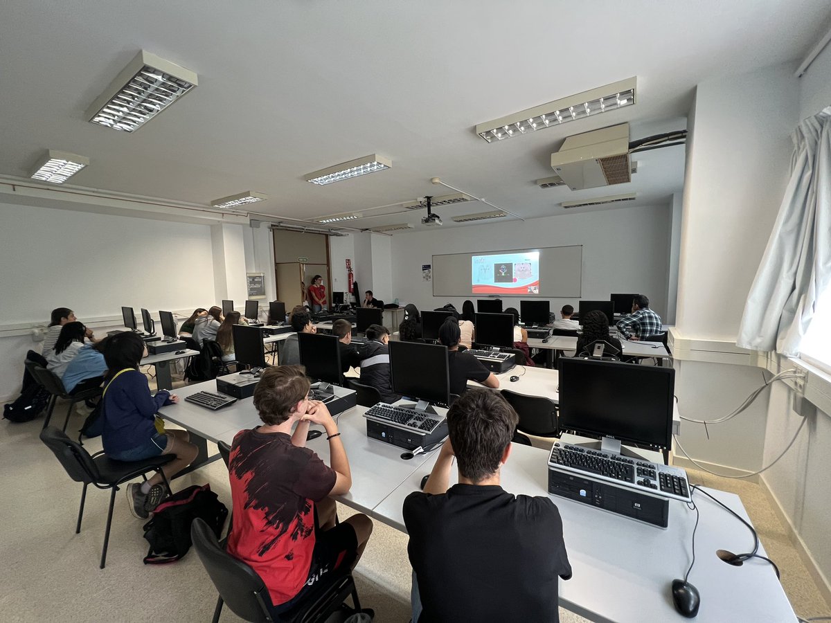 Joan_By's tweet photo. Una muestra de nuestro trabajo en @frogames_sl difundiendo la creación de #videojuegos con @unity y #peliculas en @UIBuniversitat y @LadatStudios entre los adolescentes y el futuro!
#madewithunity
#unitycertifiedinstructor https://t.co/EyqXVFivg9