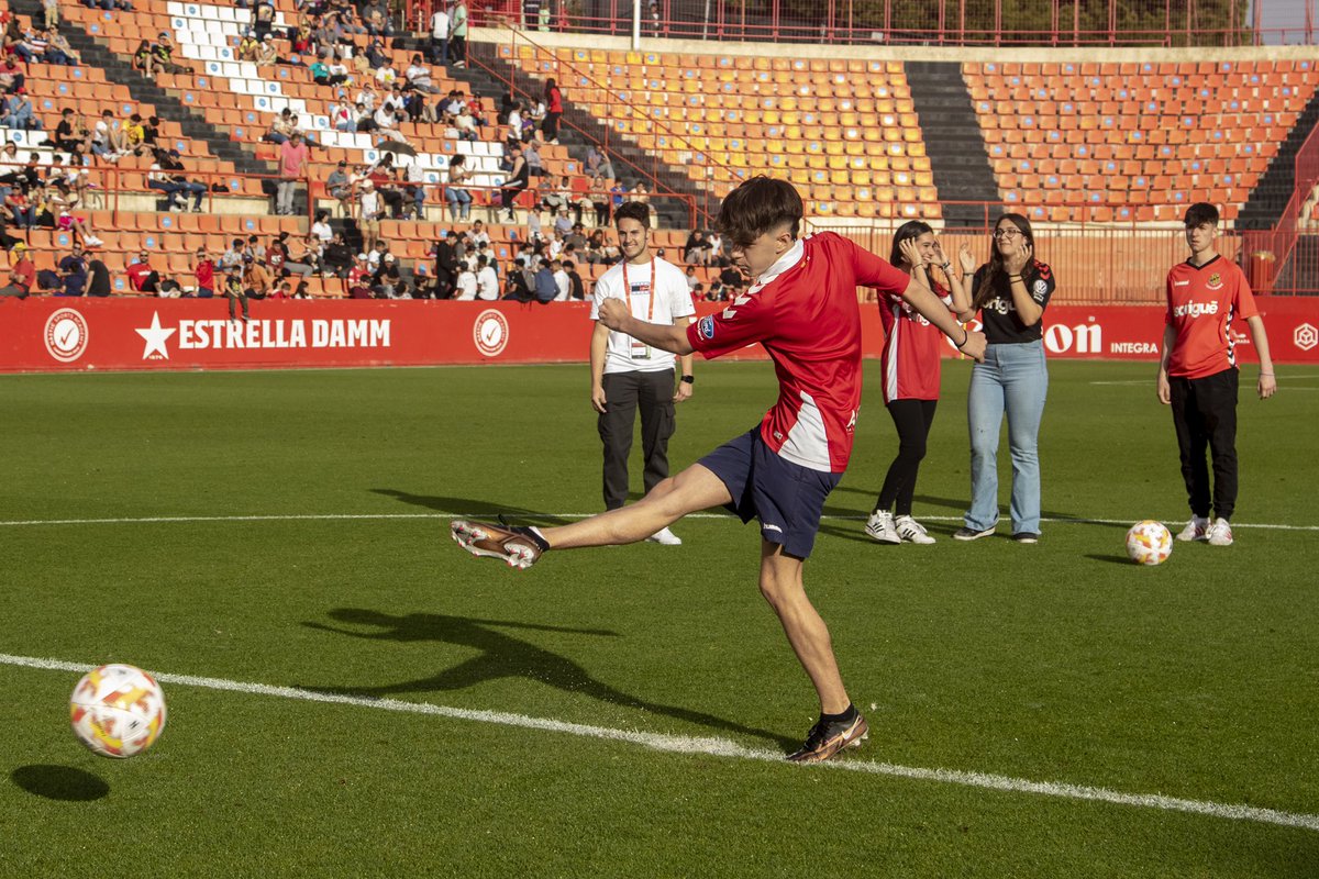 NASTICTARRAGONA's tweet photo. 💥 El diumenge és dia de Nàstic i també de xut‼️

ℹ️ Completa els 3 passos i podràs fer gol al Nou Estadi Costa Daurada

🔁 RT al post
✅ Segueix a @NASTICTARRAGONA 
☝🏼Menciona amb qui compartiràs el xut (tants cops com vulguis)

🍀 Demà coneixerem als 3+3 afortunats!

#DestíXut https://t.co/zWCHtqivdf
