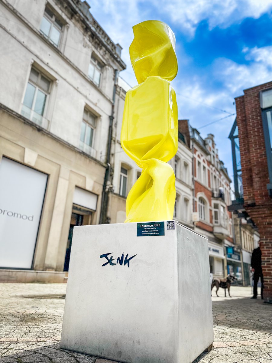 #JeudiPhoto Un des 8 bonbons géants de l'artiste Laurence JENK est installé au bord de la rue Neuve, près de l'entrée du siège de l'Agglo de Cambrai. 🎨🏢✨

#Expo <a href="/VilleDeCambrai/">Ville de Cambrai</a> #BonbonsGéants #ArtDansLaRue #StreetArt #InstallationArtistique #Cambrai #ArtContemporain #JenkExpo