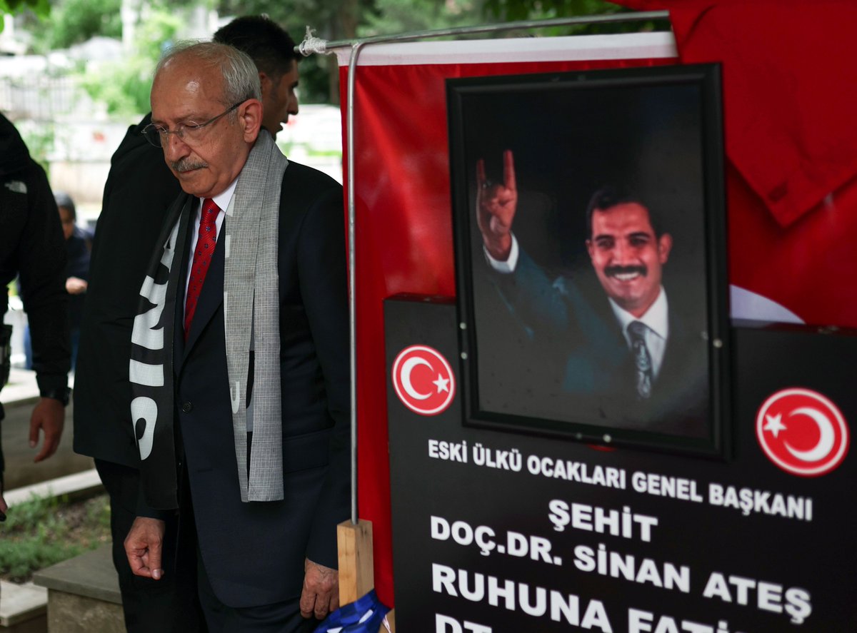 solcugazete's tweet photo. Kılıçdaroğlu:

"Benim adım Kemal ise Sinan Ateş ve Gaffar Okkan’ın katillerini bulup kulaklarından tutup adalete teslim edeceğim." https://t.co/DUXyQ43axl