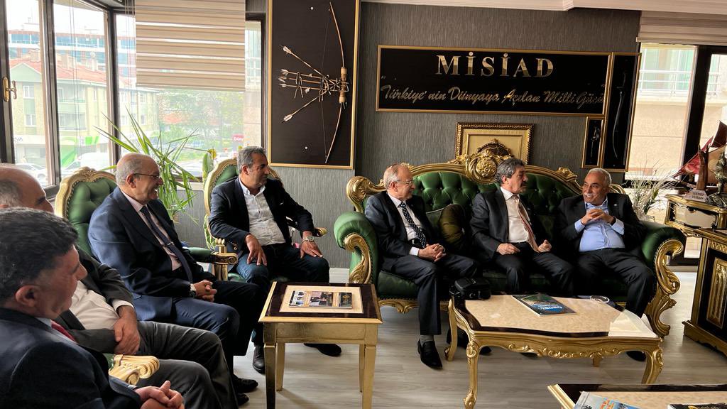 aefakibaba's tweet photo. Memleketçi Sanayici İş Adamları Derneği’nde iş insanlarımızla bir araya gelme, sanayi sektöründe yaşanan son gelişmeleri istişare etme fırsatı bulduk.

Misafirperverlikleri ve bize olan destekleri için Başkan Feridun Öncel ve Yönetim Kurulu Üyelerine teşekkürlerimi sunuyorum.
@meral_aksener 
@KoyluogluFaruk 
@feridunoncell 
@misiad2014 
@iyiparti @iyipartiankara