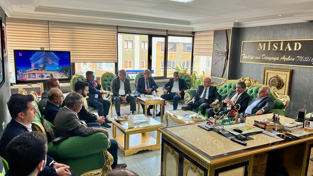 aefakibaba's tweet photo. Memleketçi Sanayici İş Adamları Derneği’nde iş insanlarımızla bir araya gelme, sanayi sektöründe yaşanan son gelişmeleri istişare etme fırsatı bulduk.

Misafirperverlikleri ve bize olan destekleri için Başkan Feridun Öncel ve Yönetim Kurulu Üyelerine teşekkürlerimi sunuyorum.
@meral_aksener 
@KoyluogluFaruk 
@feridunoncell 
@misiad2014 
@iyiparti @iyipartiankara