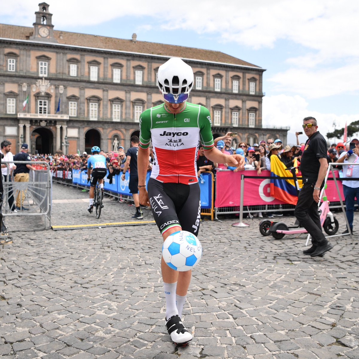 giroditalia's tweet photo. 🤩 Instagram 🆚 Reality 😂

📸 @GreenEDGEteam 

#Giro #GirodItalia https://t.co/v1cV2fg07F