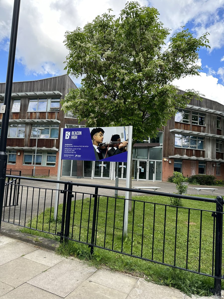 justasyouare17's tweet photo. Good session over at Beacon High School today💥 @Beacon_High 
I worked alongside B.A.M, delivering a workshop to a select group of students talking on healthy relationships, consent &amp; misogyny 💬

#justasyouare #jaya #pshe #school #youth #education #learn #student #teacher https://t.co/0gc1iWyaxo