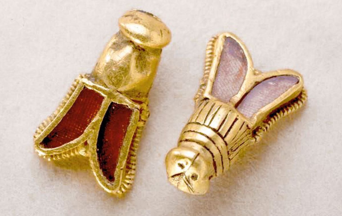Deux ds 300 abeilles 🐝 en or et grenat ayant fait partie du trésor de Childéric Ier (👑 Ve s.), père de Clovis, retrouvé dans son tombeau à Tournai par un maçon en 1653 et qui fut offert à 👑 L. XIV.
Le trésor mérovingien, qui inspira Bonaparte ds son choix de choisir…1/2
🏛BNF