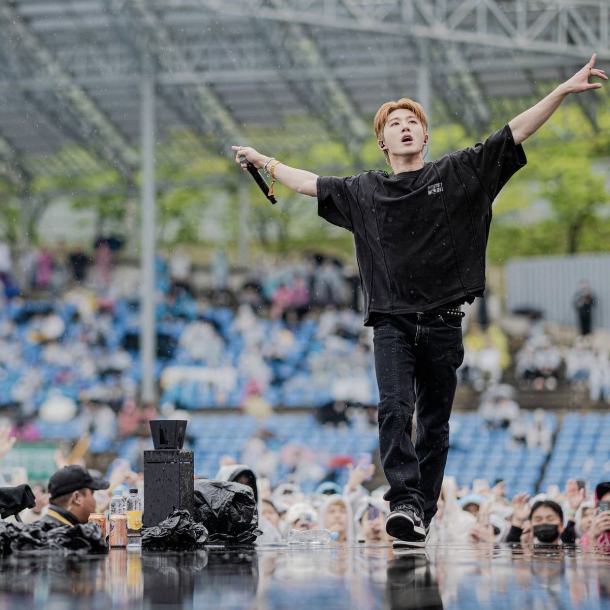 hanbinsnaps's tweet photo. Kim Hanbin on stage https://t.co/NsWiedJOPo