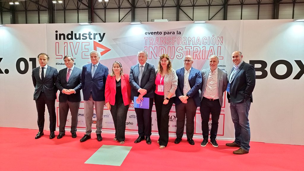 Y para finalizar la mesa redonda "Apostando por la #IndustriaMadrileña", hemos hecho foto de familia