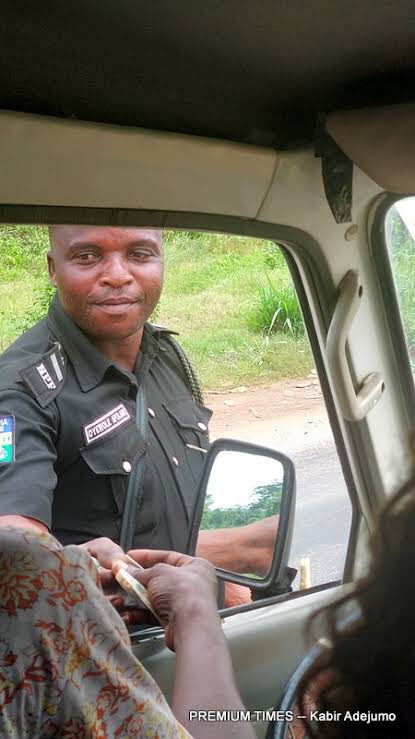 Its easy and sweet to be a policeman when you're among the privileged few of them that enjoys the comfort of a cushioned private jet seat. I hope Inspector Oyewole can say the same. 🤧 ire o