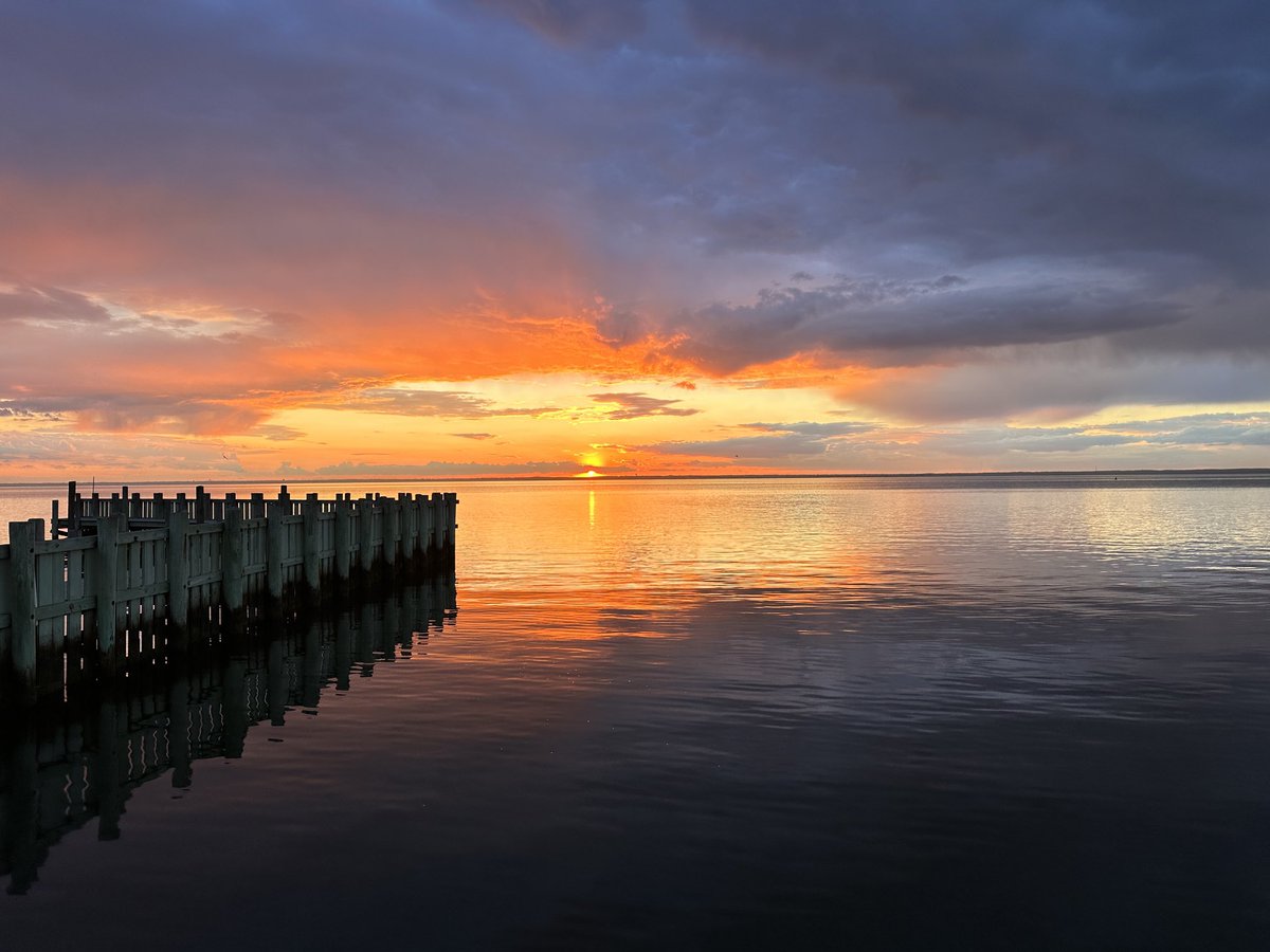 PamelaStetson's tweet photo. LBI Sunsets this week.
#beherenow #lovewhereyoulive #getoutandwalk #lbi  #longbeachisland #beachhaven #longbeachtownship #coastalliving #njisbeautiful #adayinarealtorslife https://t.co/OQaQQymXkg