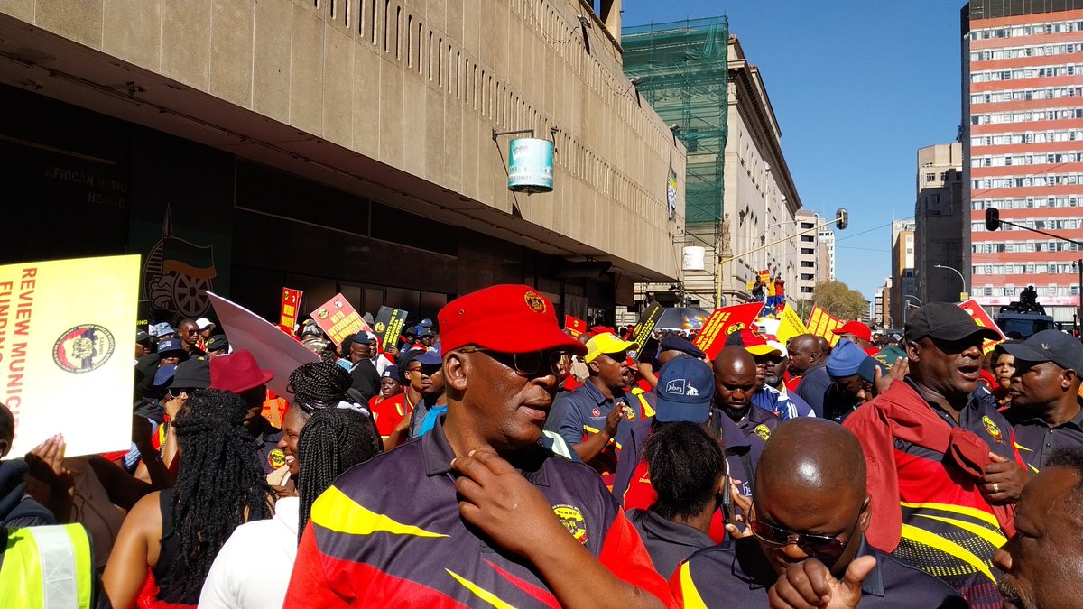 LuvhengoPhathu's tweet image. Workers want a salary of 15K for all general workers in the City of Johannesburg #Samwu 

Some of the union top brass are inside Luthuli House apparently calling for the leadership to address them.