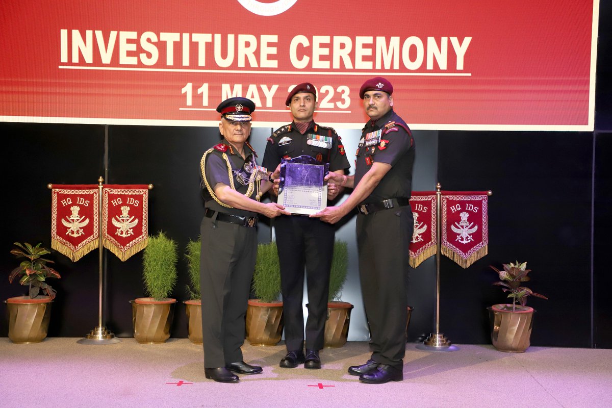 HQ_IDS_India's tweet photo. Gen Anil Chauhan, Chief of the Defence Staff awarded #CDS Unit Citation to 2 PARA (SF), College of Def Management and unit of Strategic Forces Command for their exemplary performance in 2021-22 in an impressive investiture ceremony at Manekshaw Center, New Delhi on May 11. (1/2) https://t.co/14uS808iM3