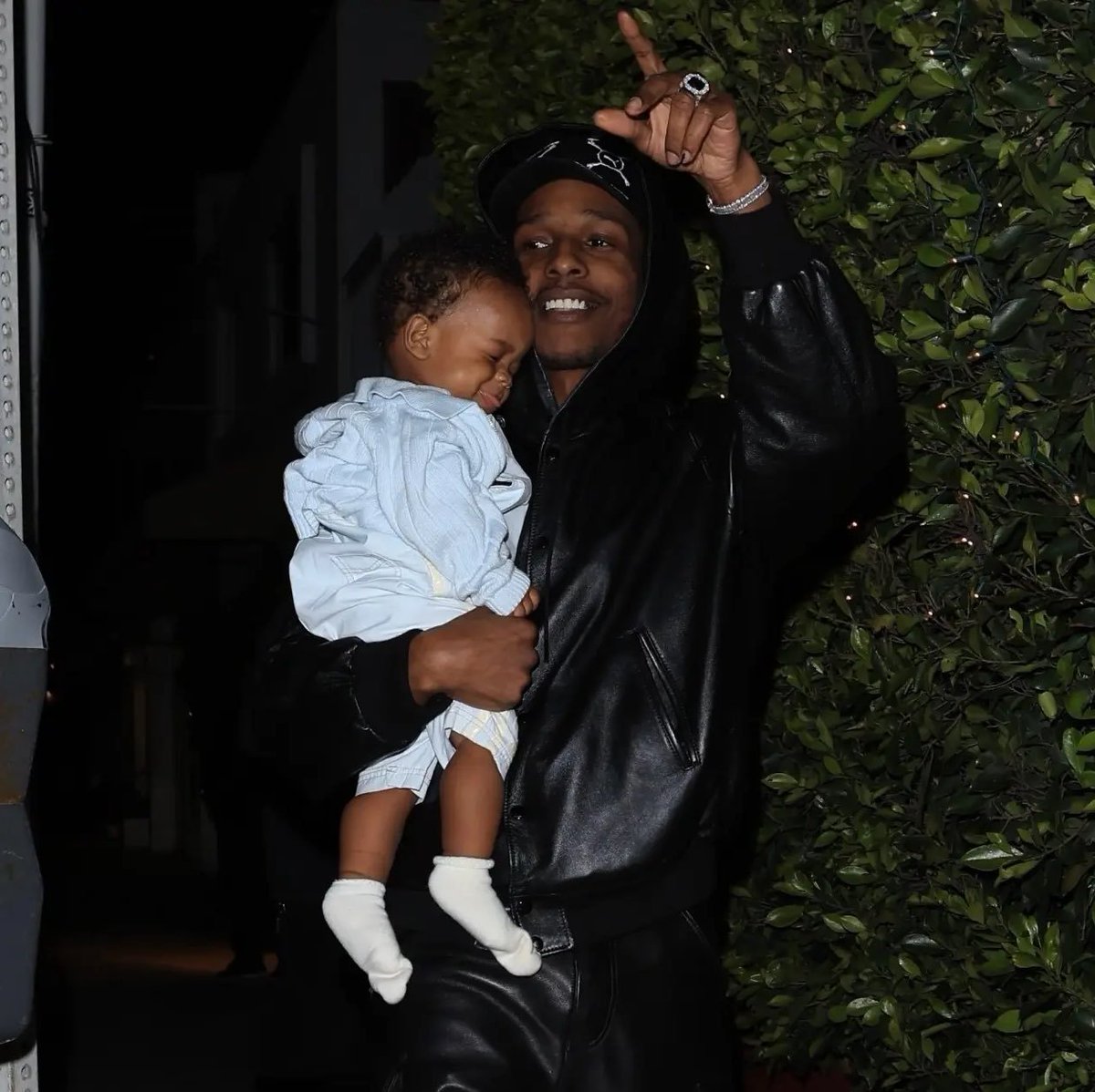 Fleek_Mag's tweet photo. RZA es el nombre del primer hijo de A$AP ROCKY &amp; RIHANNA

👐 WU-TANG is for the children https://t.co/QrvF7QpqoV