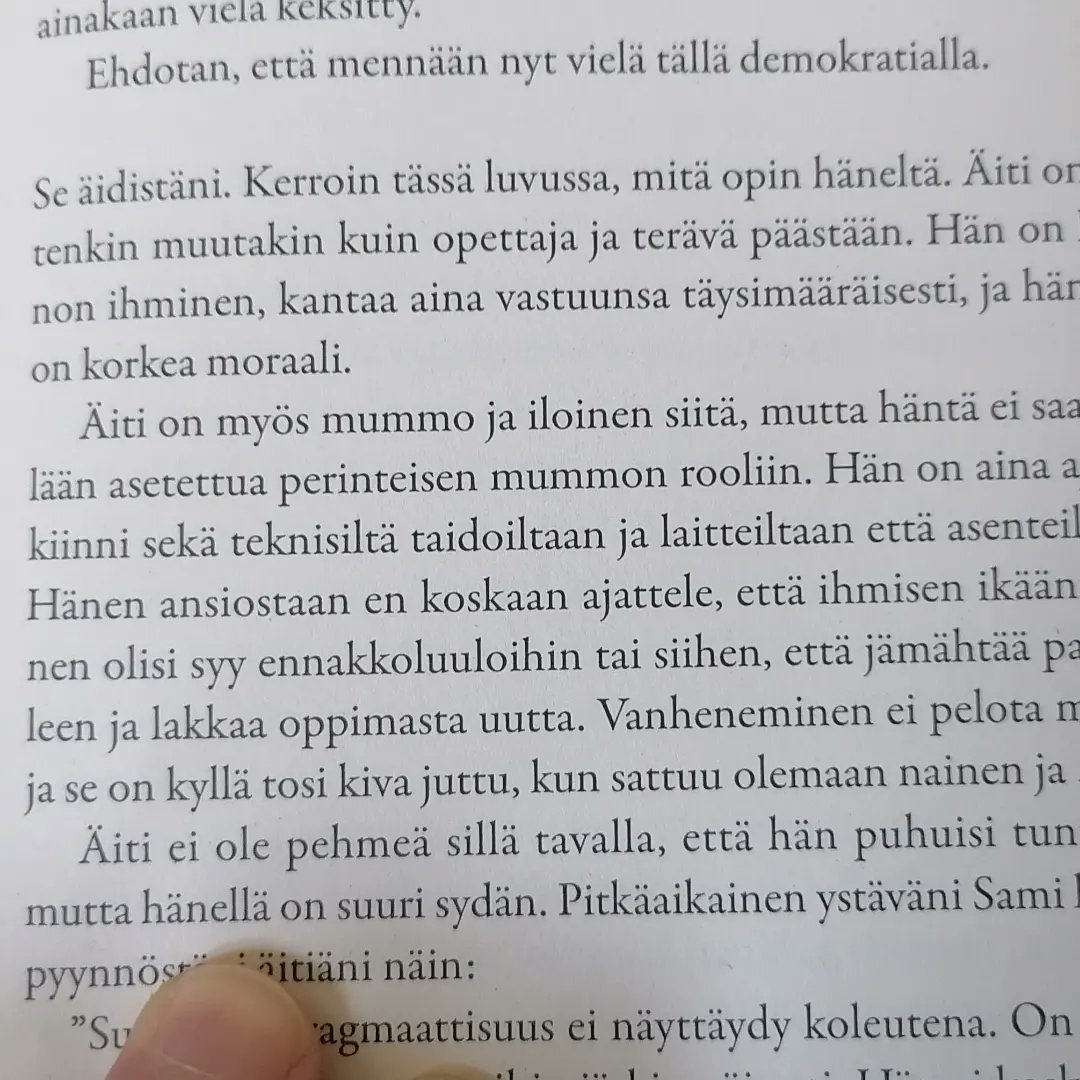 Jos annatte äidille Elämäni kansalaisena äiskänpäivälahjaksi, kirjoittakaapa kansilehdelle jotain saajasta.
Juurista kertova kirja on muutenkin oiva lahja äitylille.