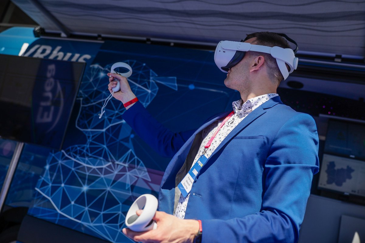 Grupa_Enea's tweet photo. #EneaNaScenieImpact 🚙 Hej, #Impact23 ‼️ Kto miał już okazję odwiedzić #VRBus? To mobilny punkt, w którym pracownicy służb tech. #EneaOperator szkolą swoje umiejętności z wykorzystaniem wirtualnej rzeczywistości #VR, powstały we współpracy z @PUT_Poznan i @UEwP. Zapraszamy przed #PCC @TargiPoznanskie. Tutaj więcej informacji o projekcie 👉 https://t.co/oAetiWUE0p