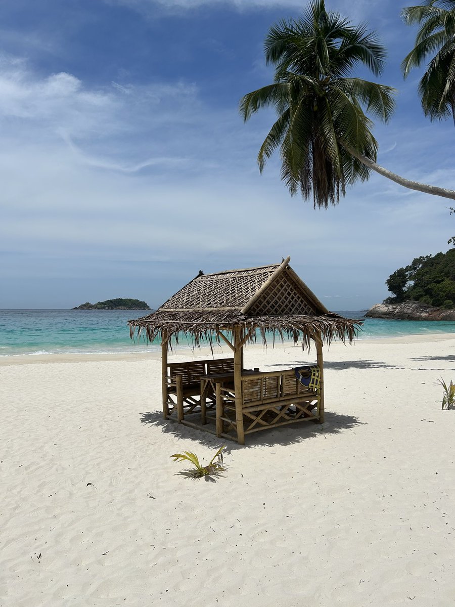 Nurintashaa's tweet photo. Rasa macam kat luar negara padahal pantai kat malaysia je. Cantik sangat 😭

This is at redang island. I ambil package for RM370/person include resort, meals, snorkelling for 3d2n. So worth it!

Let me share my experience. https://t.co/FNvlkBfIO5