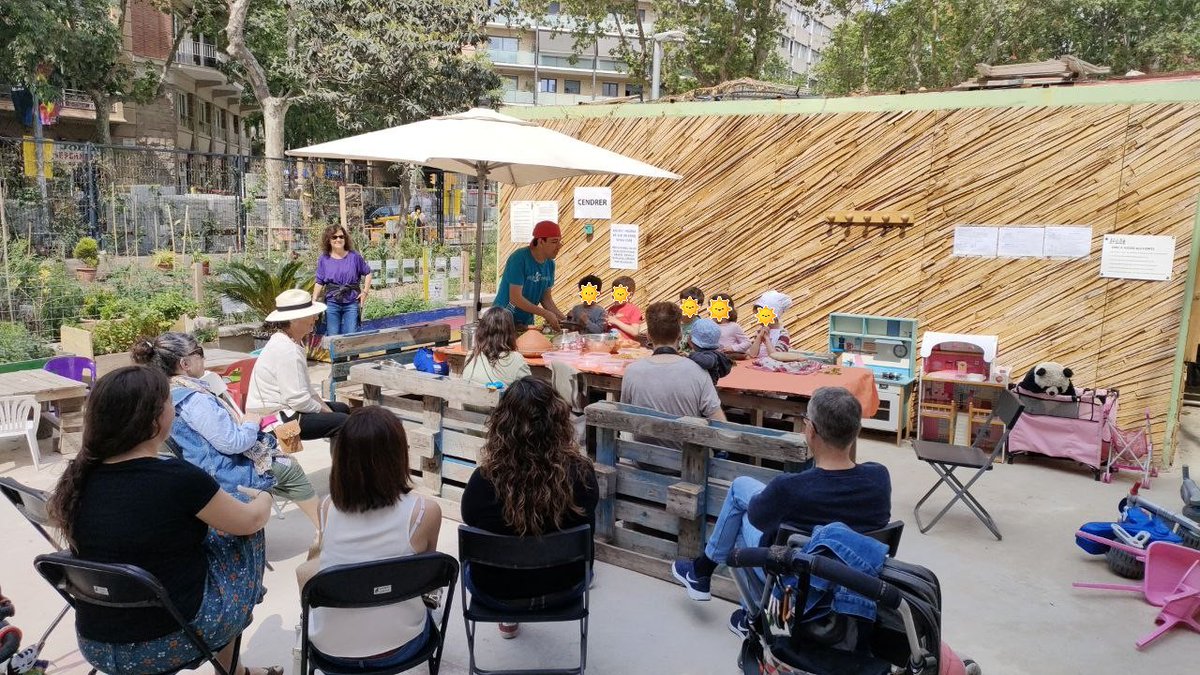 germanetes's tweet photo. I que bé que va anar el taller de cuina intercultural i intergeneracional del diumenge passat! 😍

Moltes gràcies @associacioeccit pel taller, pels plats deliciosos i els bons moments que vam passar!

Amb moltes ganes de repetir!
#CuinaComunitaria #DiversitatCultural https://t.co/4BIfMNo0pR