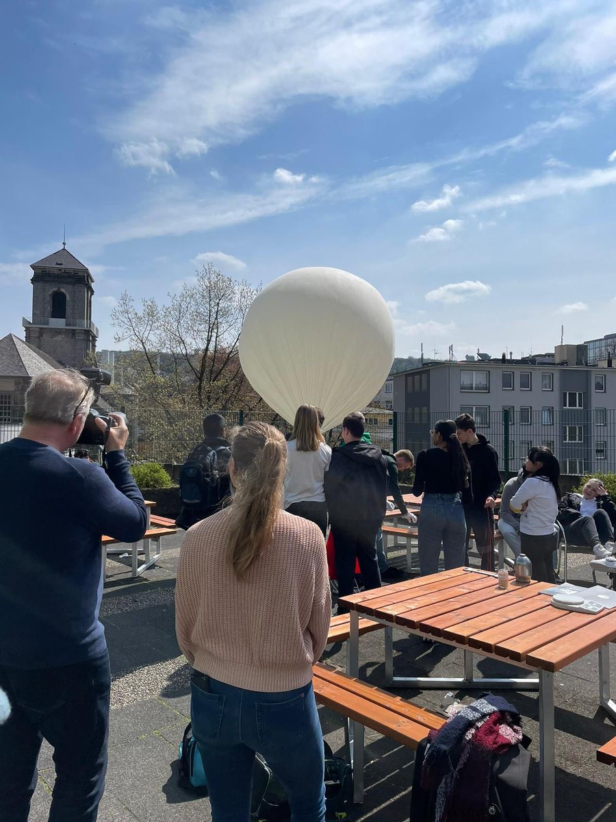 Eine starke Aktion vom GeoIT-Schülerlabor...Mit dem Wetterballon das Klima erforschen – GeoIT-Schülerlabor der Bergischen Uni begleitet Arbeitsgemeinschaft am Gymnasium Sedanstraße.

uni-wuppertal.de/de/news/detail…