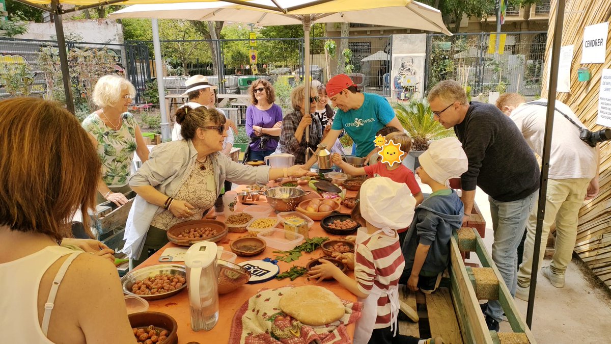 germanetes's tweet photo. I que bé que va anar el taller de cuina intercultural i intergeneracional del diumenge passat! 😍

Moltes gràcies @associacioeccit pel taller, pels plats deliciosos i els bons moments que vam passar!

Amb moltes ganes de repetir!
#CuinaComunitaria #DiversitatCultural https://t.co/4BIfMNo0pR