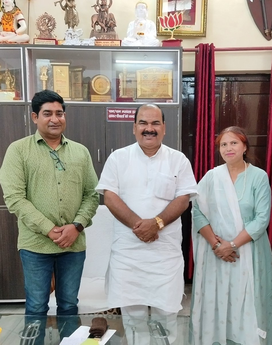 Abhisonavi's tweet photo. आदरणीय बड़ी बहन प्रभा उपाध्याय दीदी जी के साथ माननीय विधान परिषद सदस्य श्री उमेश द्विवेदी जी से शिष्टाचार मुलाक़ात कर 2024 चुनाव के प्रचार प्रसार के मुद्दे पर विचार विमर्श किया एवं अन्य मुद्दों पर भी वार्तालाप हुई॥ #तीसरीबारमोदीसरकार
#जयभाजपातयभाजपा@narendramodi
@umeshdwivedibjp https://t.co/u1VHQPcyyY
