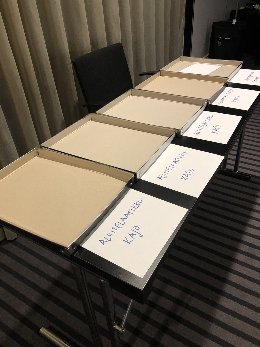 Aloitelaatikot odottavat <a href="/VantaanKaupunki/">Vantaan kaupunki</a> valtuutettujen aloitteita. Ilo olla <a href="/AnttiLindtman/">Antti Lindtman</a>’in sanoin ”tuttuina fasilitoijina” tarjoamassa <a href="/metropolia/">Metropolia</a>’n apua työryhmien työskentelyyn. #ratkaisijakorkeakoulu #dialogi