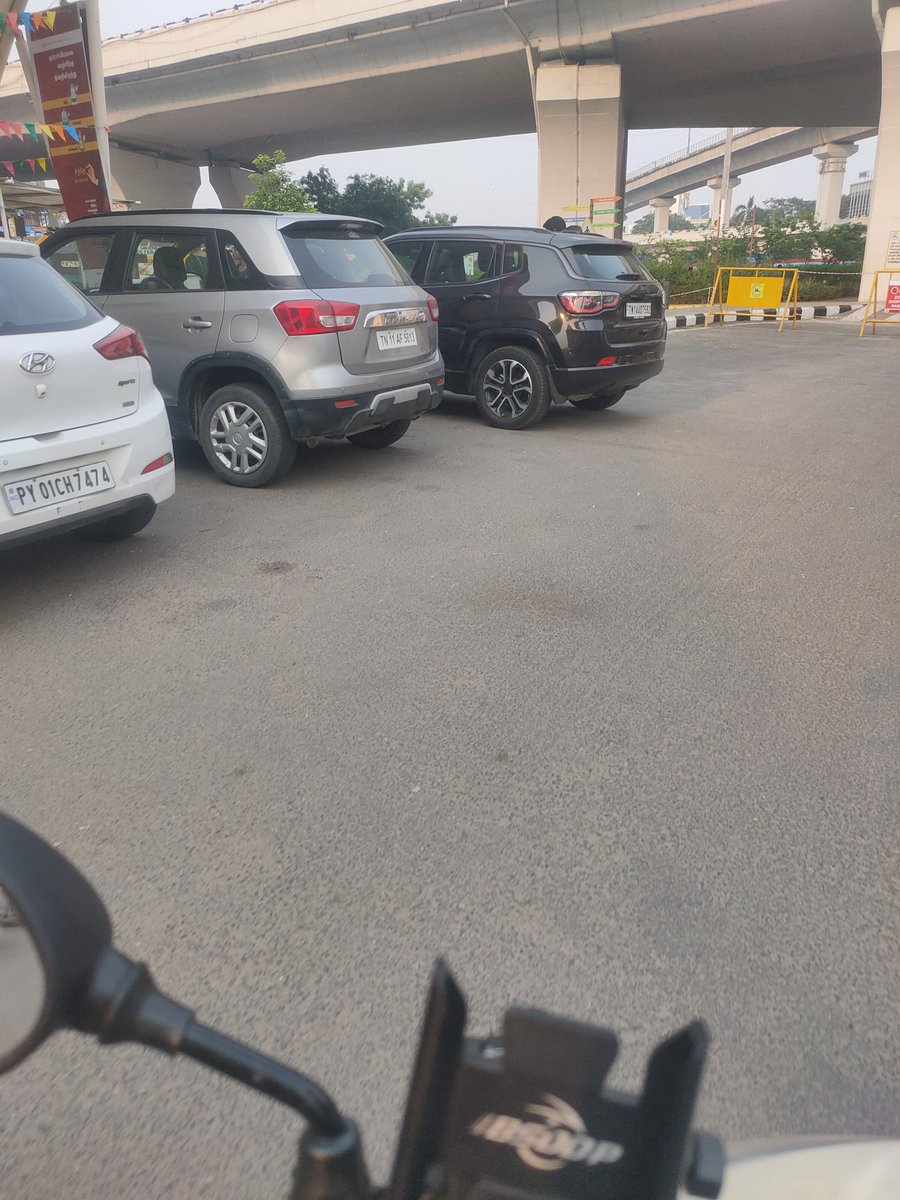 eyemediatamil's tweet photo. Guindy kathipara park has somany car were parked on the road particularly evening public are suffered trafic jam and authorised parking they doing please do need full actions Thank u at public service #MMtv #MMNews #MMMedia #publicrightsmovement @ChennaiTraffic @chennaicorp https://t.co/4djAmqqHmf