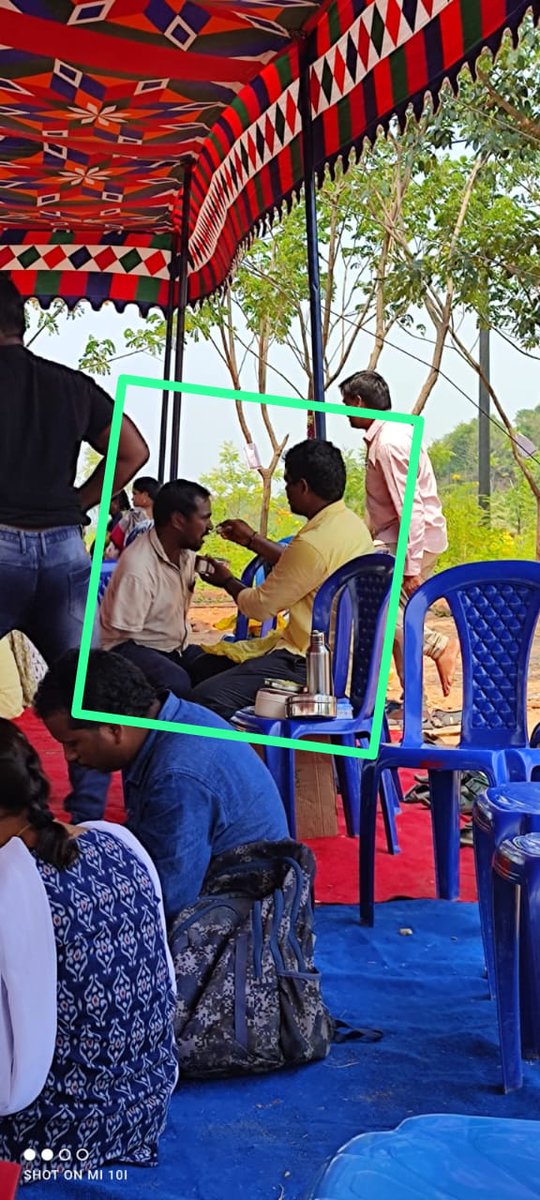 RaviralaU's tweet photo. సమ్మెలో ఉంటున్న సోదరుడి కోసం కలెక్టరేట్ వద్ద టెంట్ వద్దకు వచ్చి .. భోజనం తినిపిస్తూ ధైర్యాన్ని ఇస్తున్న సోదరుడు @BRSHarish @bandisanjay_bjp @KTRBRS @TelanganaCMO @RSPraveenSwaero https://t.co/8bQNEdT8PL