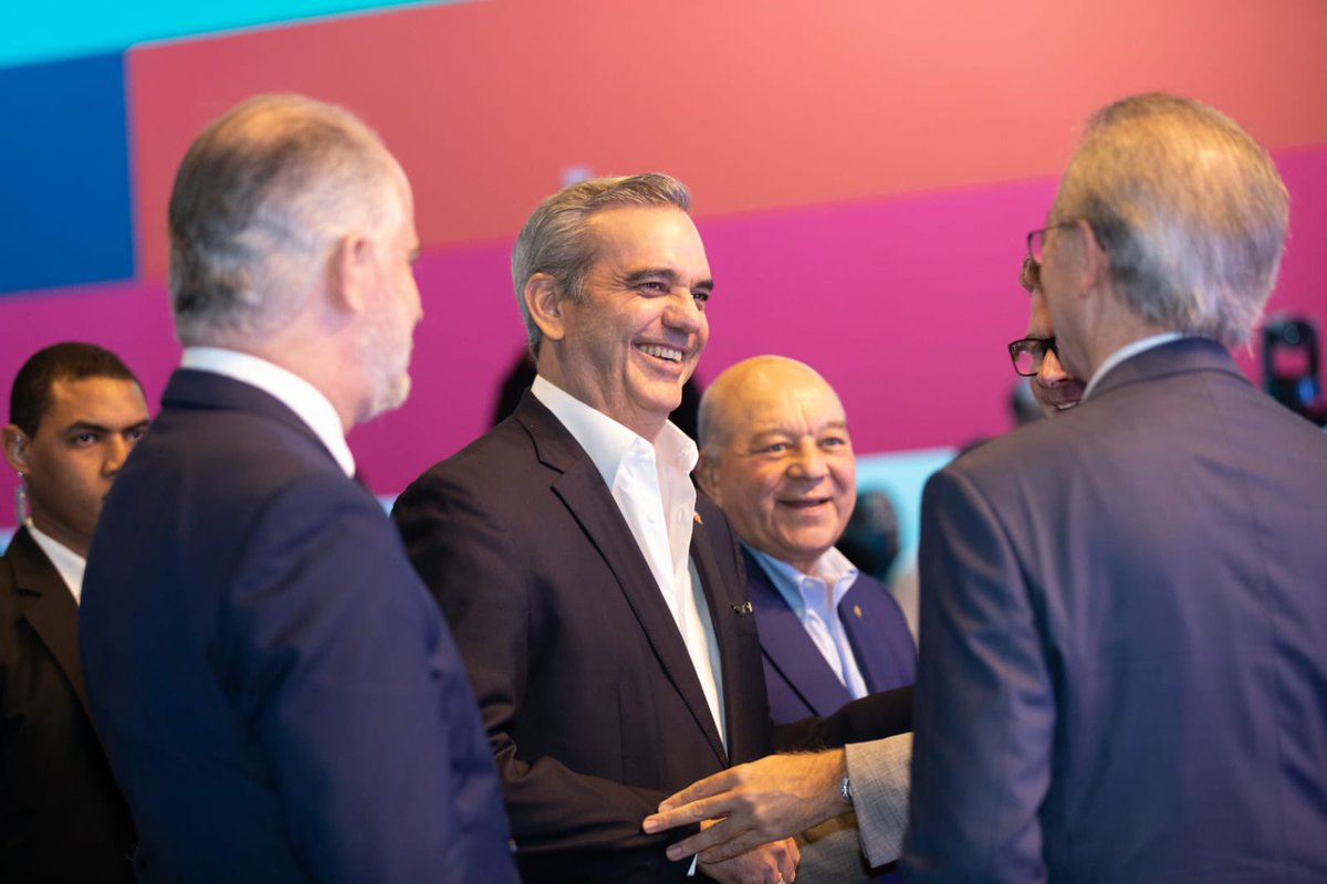 PresidenciaRD's tweet photo. El Pdte. @LuisAbinader asistió a la presentación oficial de @QikBanco Digital Dominicano, primer neobanco del país que ofrece una propuesta de valor diferenciadora basada en agilidad, flexibilidad y tecnología de punta desarrollado por el Grupo Popular (@Popularenlinea). https://t.co/1h2GoWBABc