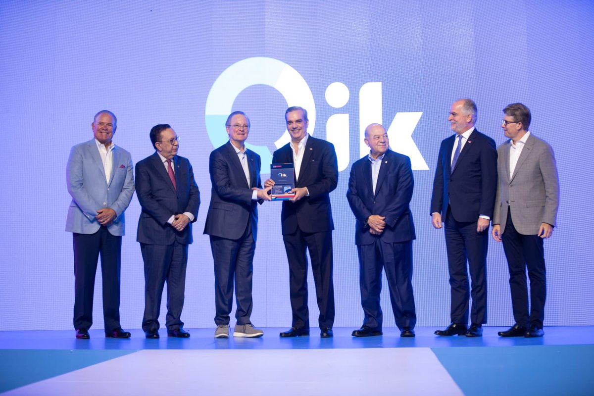 PresidenciaRD's tweet photo. El Pdte. @LuisAbinader asistió a la presentación oficial de @QikBanco Digital Dominicano, primer neobanco del país que ofrece una propuesta de valor diferenciadora basada en agilidad, flexibilidad y tecnología de punta desarrollado por el Grupo Popular (@Popularenlinea). https://t.co/1h2GoWBABc